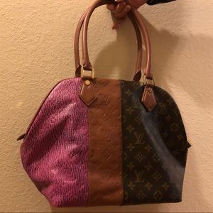 Selling bag from LV. Bought 15 years ago. Hardly or never used. Like new.